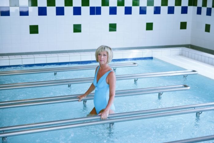 Curiste réalisant un parcours de marche, l'un des soins phares de la cure phlébologie.