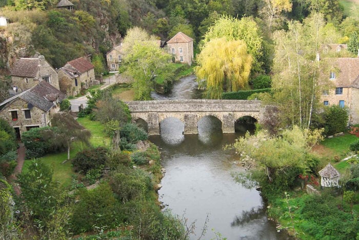 Saint-Céneri-le-Gérei fait partie des lieux à visiter pendant une cure thermale en Normandie