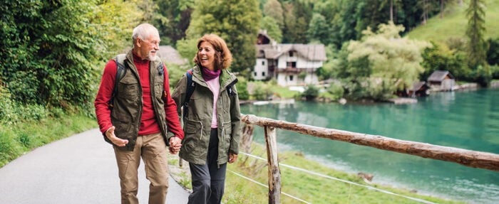 Couple en balade dans la nature
