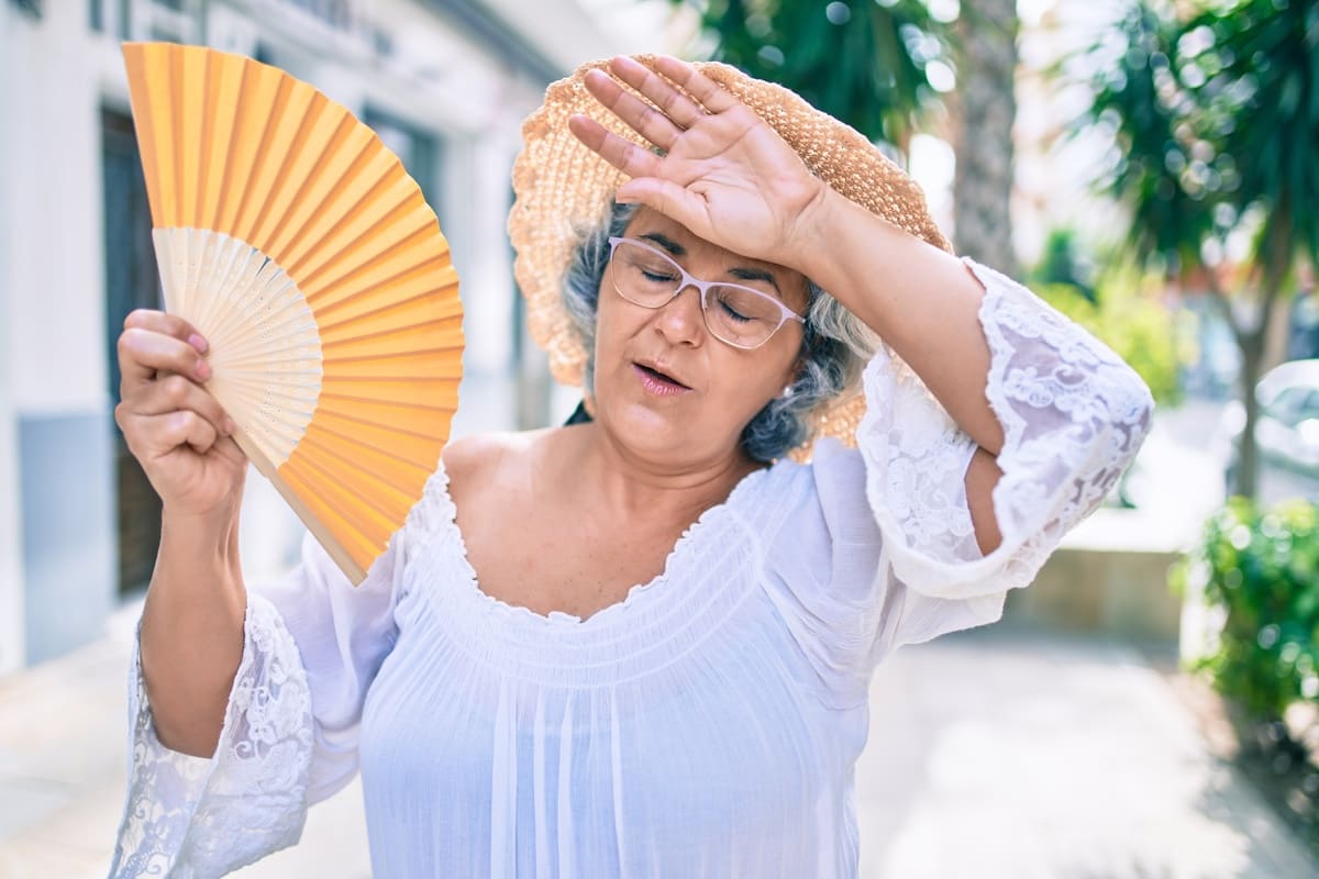 Dame âgée pendant la canicule, avec un éventail