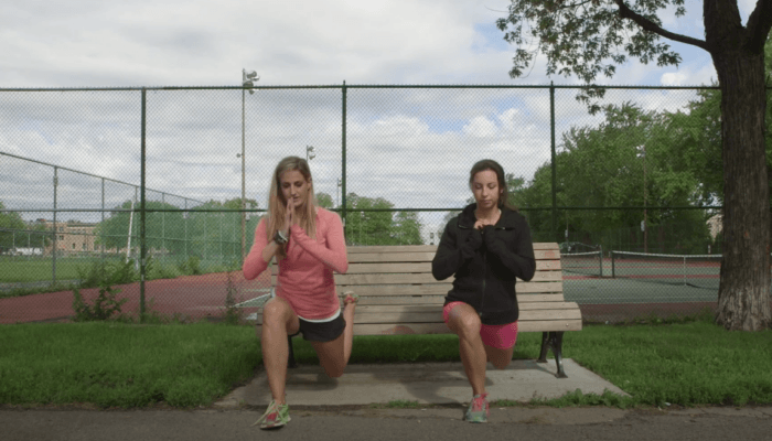 2 jeunes femmes faisant des fentes sur un banc