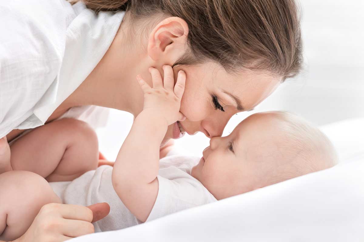 jeune maman et son bébé en cure thermale post-partum