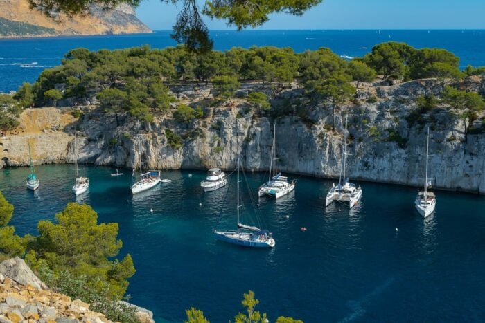 Vue des falaises sur la Méditerranée près de Marseille, l'un des incontournables de la région PACA