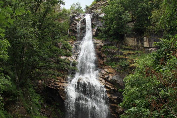 Cascade de Runes près de Bagnols-les-Bains (Lozère, Occitanie) © Ancalagon - Wikimedia Commons