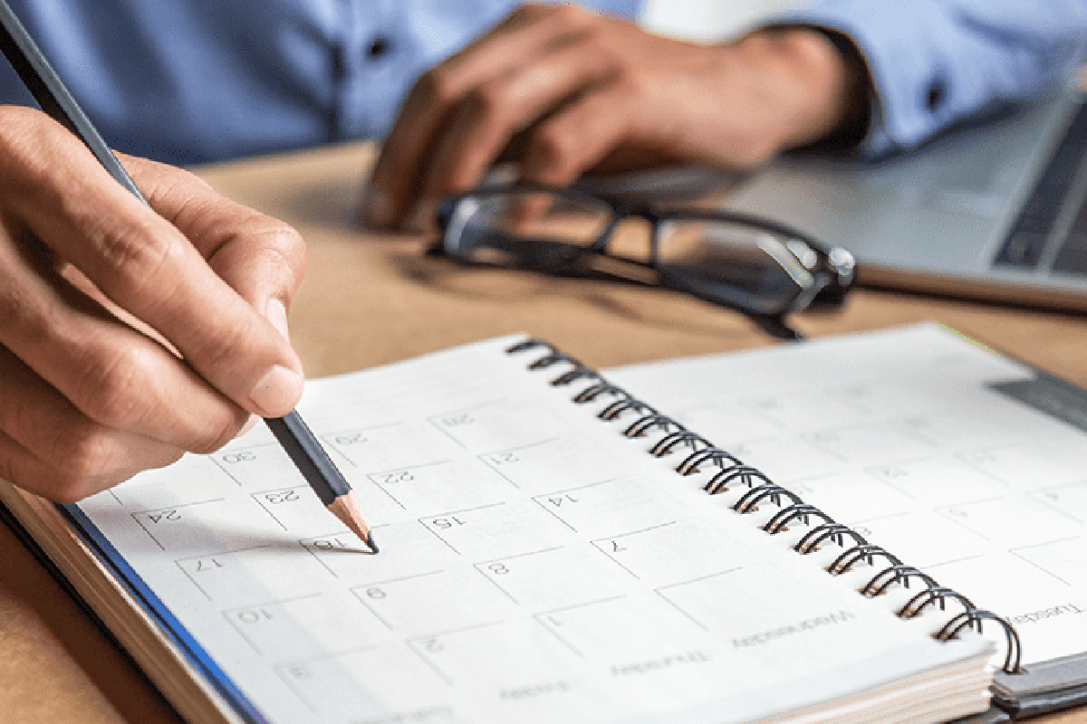 Travail et cure thermale : homme actif consultant son agenda
