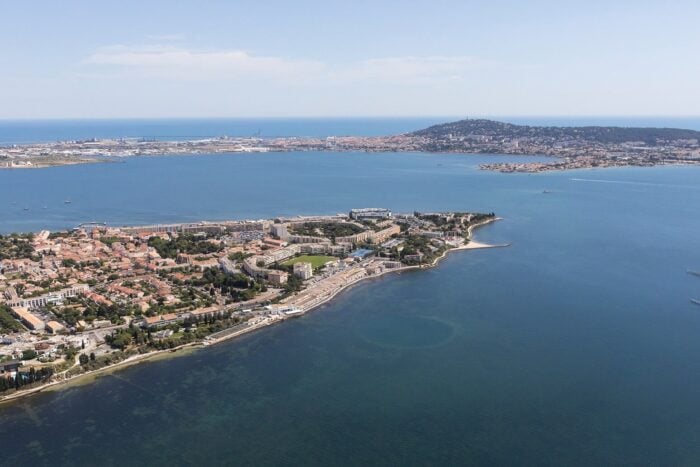 Vue aerienne des thermes de balaruc et etang