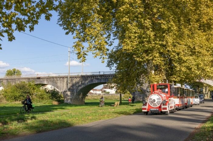 petit train touristique de dax visite le long du bord de l'adour