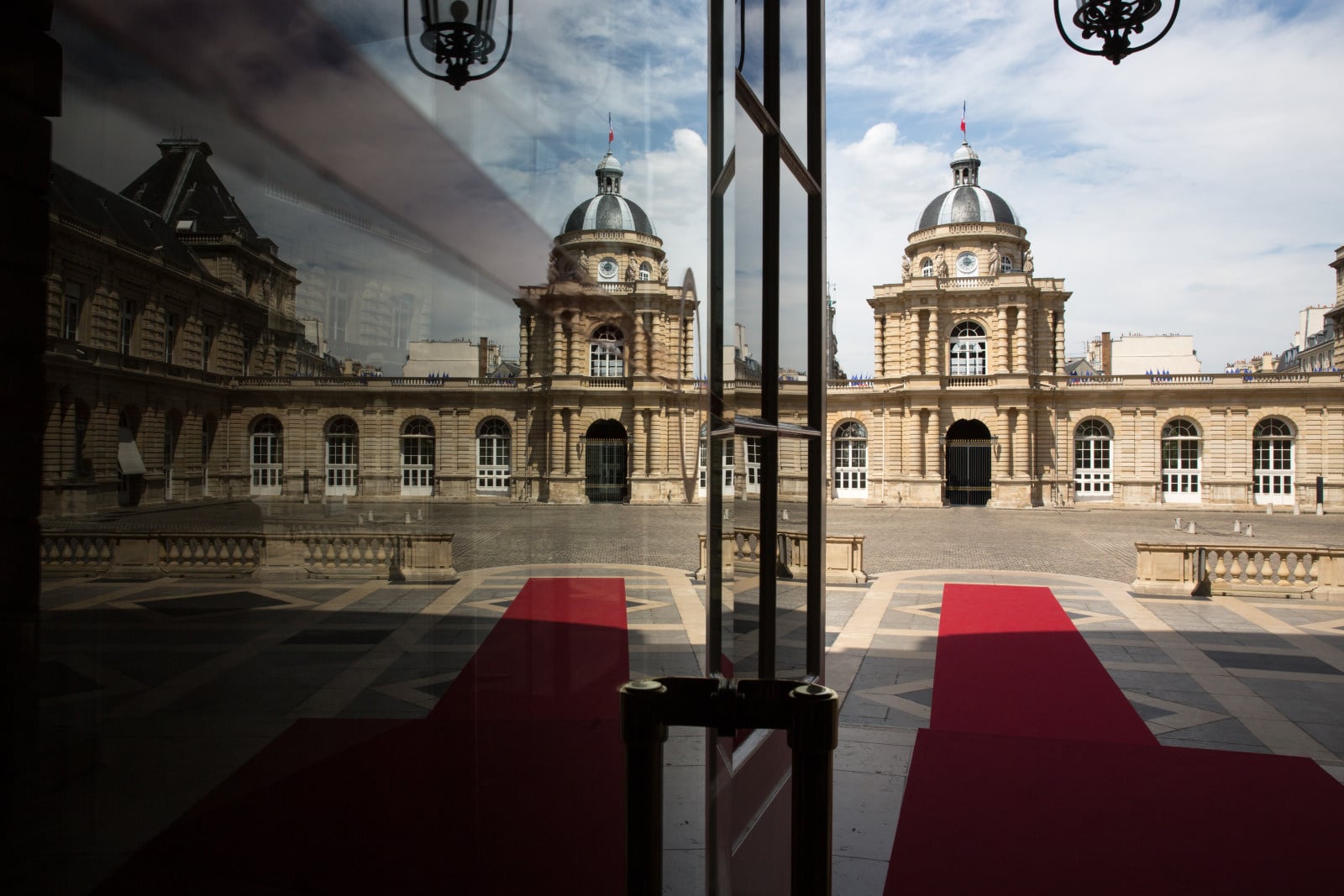 Vue de l'entrée du Sénat français