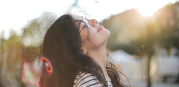 S'exposer à la lumière naturelle contribue à renforcer l'immunité en hiver © Pexels - Andrea Piacquadio