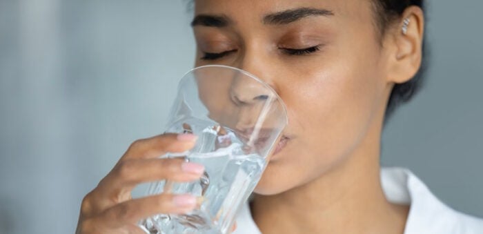 Il est recommandé de boire 1,5 L d'eau par jour © AdobeStock