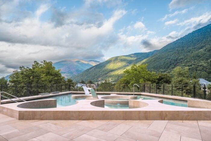 Thermes Luchon thermoludique bassin toit