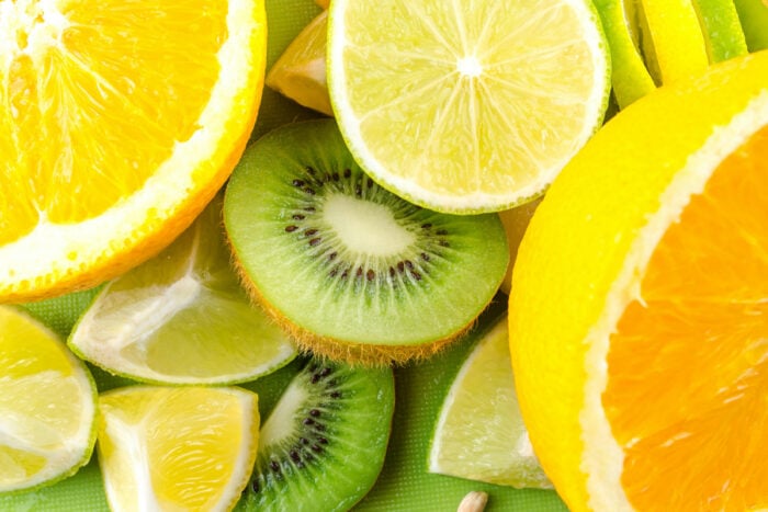 Les aliments acides comme le citron ou le kiwi peuvent provoquer des brûlures d'estomac après le repas © Pexels - Lukas