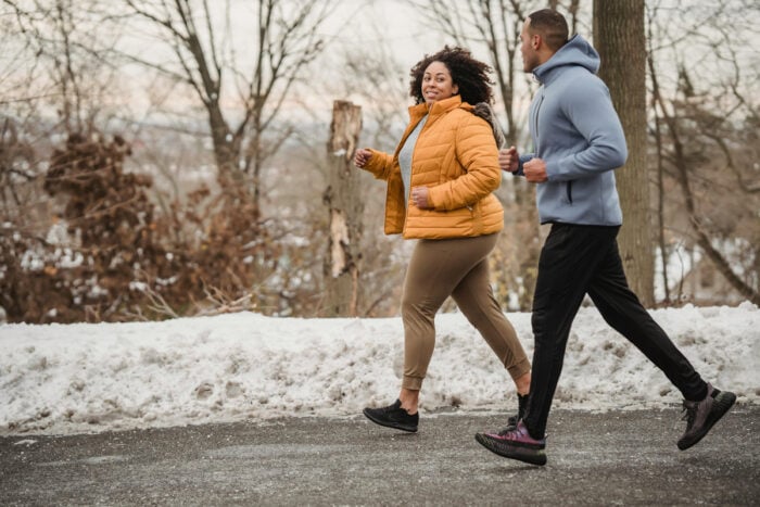 Couple faisant de la couse à pied en hiver © Pexels - Julia Larson