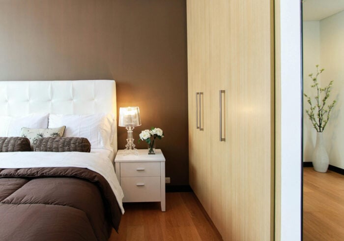 Chambre à coucher avec lit © Pexels - M&W Studios
