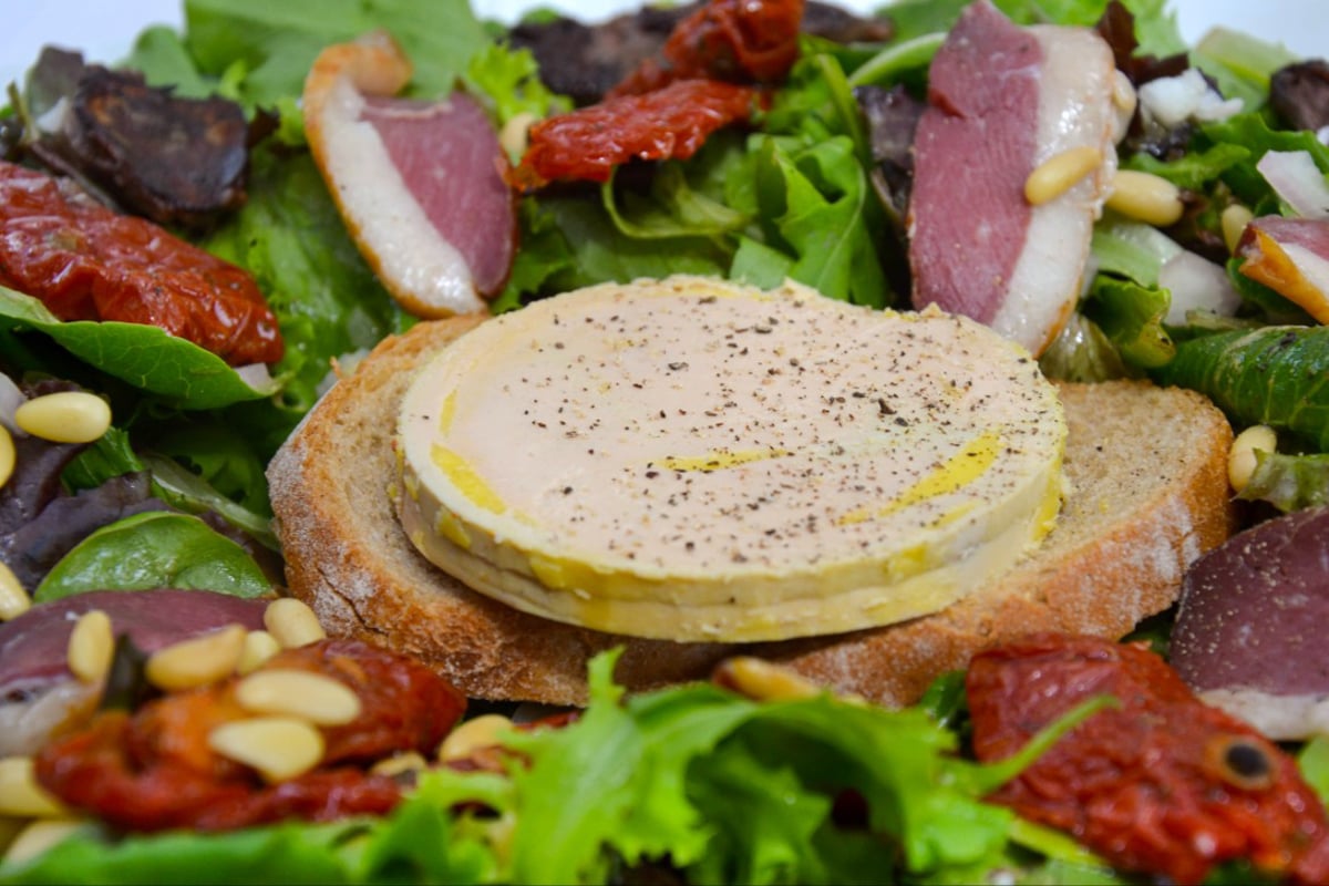 Salade landaise avec magret de canard et foie gras © Romain Bayle - OITT Grand Dax