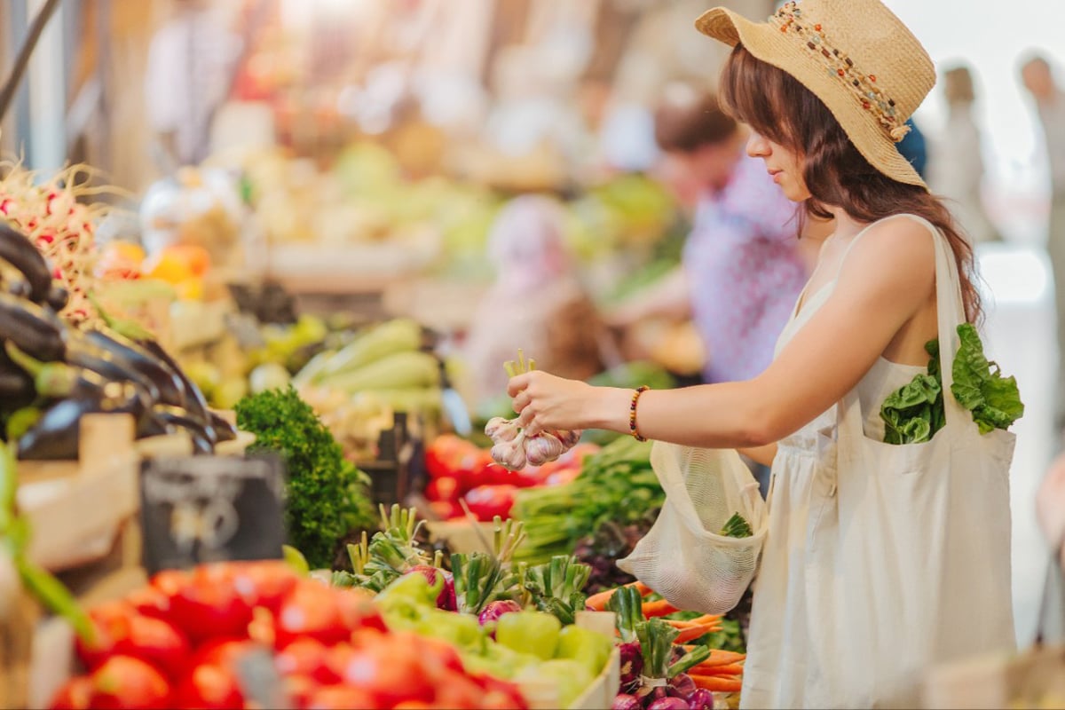 Étal de légumes de saison sur un marché © AdobeStock