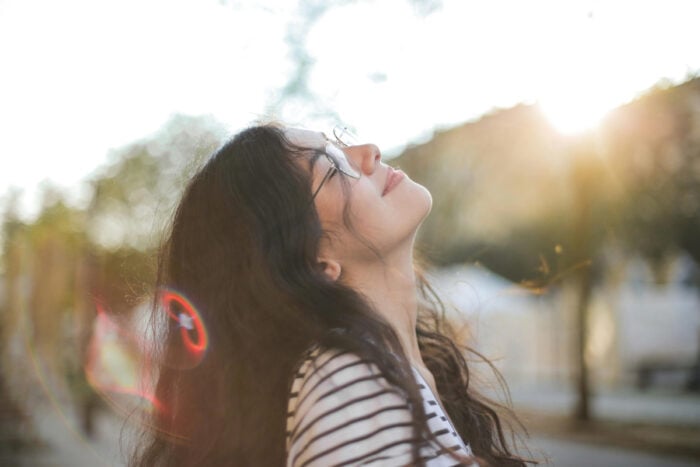 S'exposer à la lumière du jour, l'une des astuces naturelle pour mieux dormir Pexels - Andrea Piacquadio