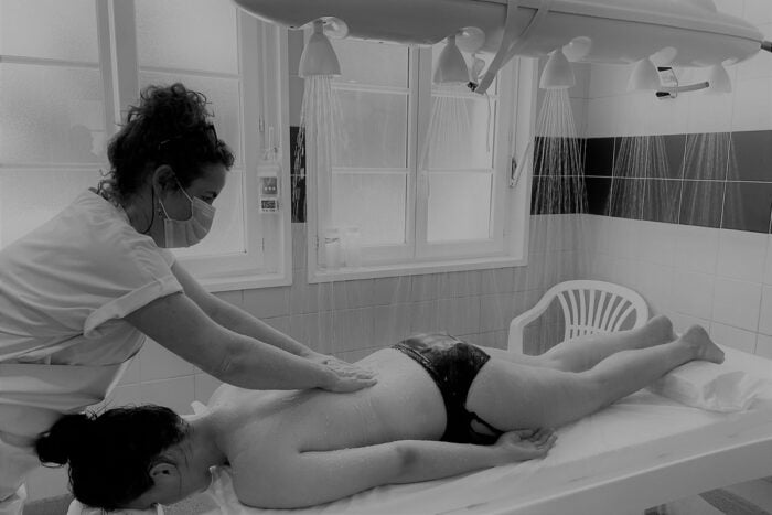 Massage sous eau thermale lors d'une cure thermale à Capvern-les-Bains