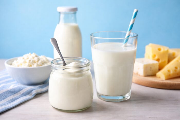 Un apport en calcium suffisant, notamment grâce aux produits laitiers, permet de prévenir l'ostéoporose.