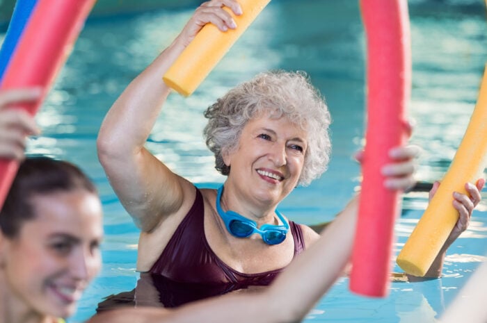 Exercices de mobilisation en piscine lors d'une cure thermale pour prévenir l'ostéoporose @AdobeStock