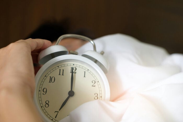 Attendre 2 à 3h pour s'allonger après le repas permet de limiter les brûlures d'estomac © Pexels - Acharaporn Kamornboonyarush