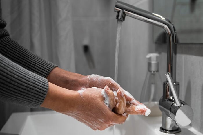 Se laver les mains régulièrement est l'une des habitudes santé à adopter en hiver