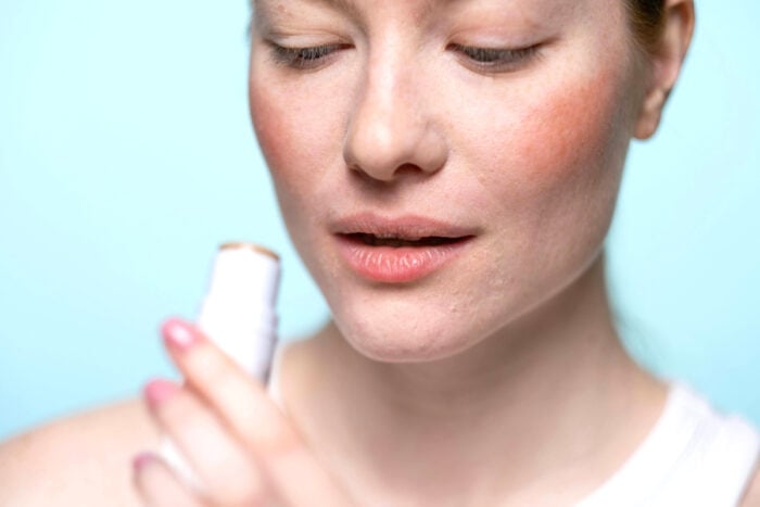 femme avec la peau sèche en hiver © Pexels - Ron Lach