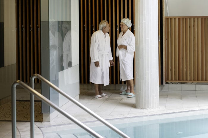 Rénovation des thermes de Neyrac-les-Bains : curistes au bord d'un bassin ©M NIELS
