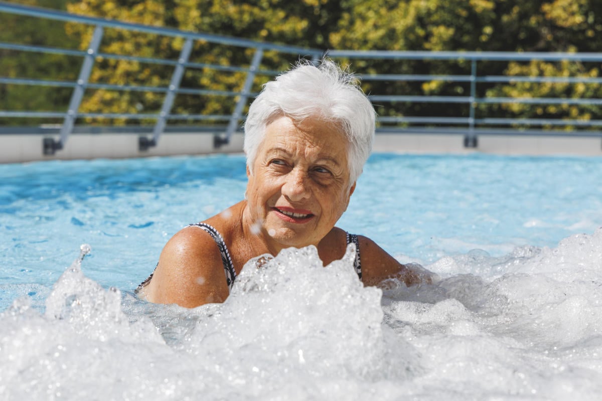 Curiste dans piscine exterieure Thermes de Digne