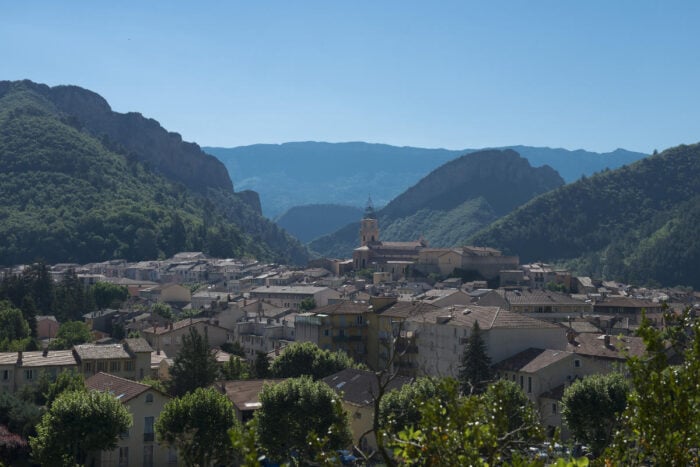 Vue panoramique sur station thermale Digne les Bains