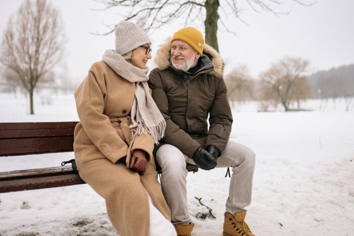 Couple de seniors portant bonnet, écharpe et gants pour lutter contre les douleurs articulaires en hiver. Crédit photo : Yan Krukau - Pexels