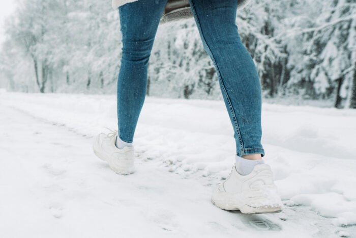 Marche dans la neige pour soulager les jambes lourdes en hiver © Pexels - Artūras Kokorevas