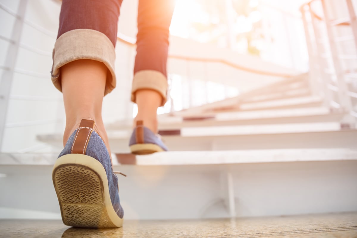 Prendre les escaliers plutôt que l'ascenseur fait partie des petits gestes santé à adopter au quotidien