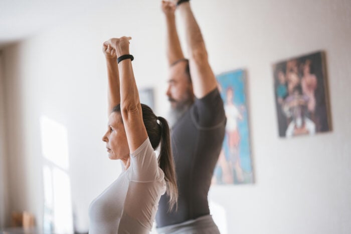 Étirements pour lutter contre les douleurs articulaires en hiver. Crédit photo : Mikhail Nilov - Pexels