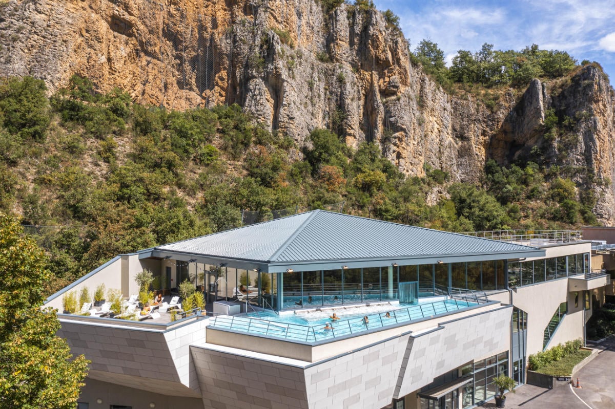 vue drone piscine et espace report Thermes Digne