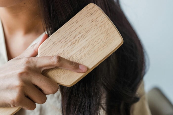 Femme en train de se brosser les cheveux pour lutter contre l'allergie au pollen © Pexels - Greta Hoffman