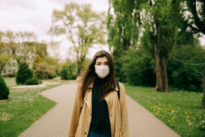 Femme portant un masque pour se protéger en cas d'allergie au pollen au printemps © Pexels - Maksim Goncharenok