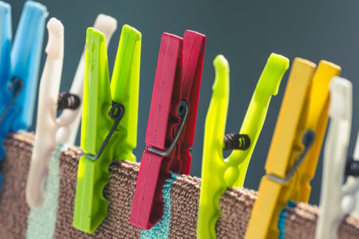 Linge qui sèche à l'intérieur pour limiter l'allergie au pollen © Pexels - Engin Akyurt