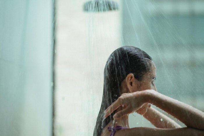 Femme sous la douche © Pexels - Armin Rimoldi