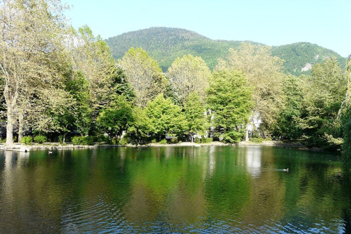 Le lac du parc des Quinconces, Bagnères-de-Luchon, Haute-Garonne, France © Père Igor - Wikimedia Commons
