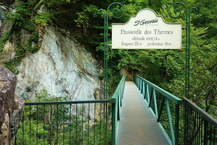 Passerelle des Thermes dans le parc thermal du Fayet à Saint-Gervais Mont-Blanc © Thierry Llansades - Flicker