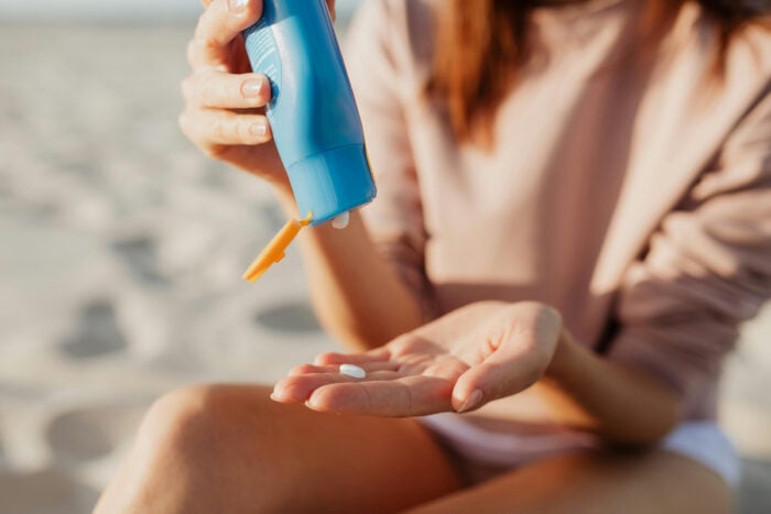 Femme appliquant de la crème solaire pour protéger sa peau au printemps © www.kaboompics.com
- Pexels