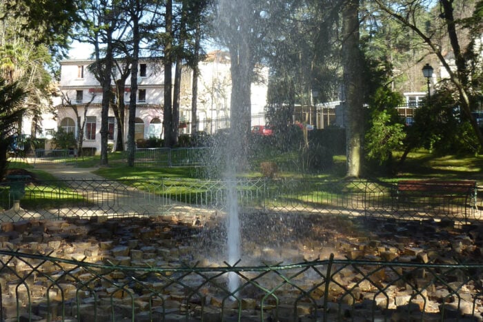 Source Intermittente dans le parc thermal de Vals-les-Bains © Veronimot -Wikimedia Commons
