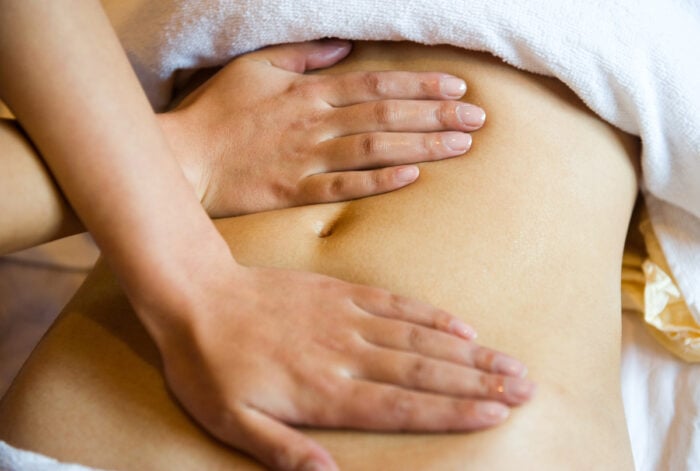 Massage abdominal en cas de transit ralenti lors d'une cure thermale digestive © AdobeStock