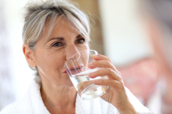 Bien s'hydrater aide à limiter les bouffées de chaleur à la ménopause © Adobe Stock
