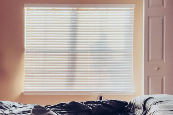 Chambre avec volet store fermé pour mieux dormir au printemps