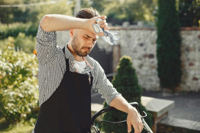 Homme en train de jardiner et souffrant de fatigue au printemps © Pexels - Gustavo Fring