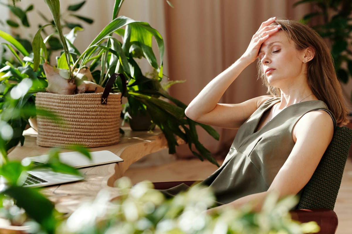Femme souffrant de fatigue au printemps © Pexels - Mikael Blomkvist