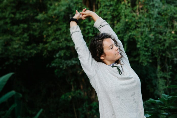 Femme s'étirant avant de faire du jardinage pour éviter le mal de dos © Pexels - Vanessa Garcia