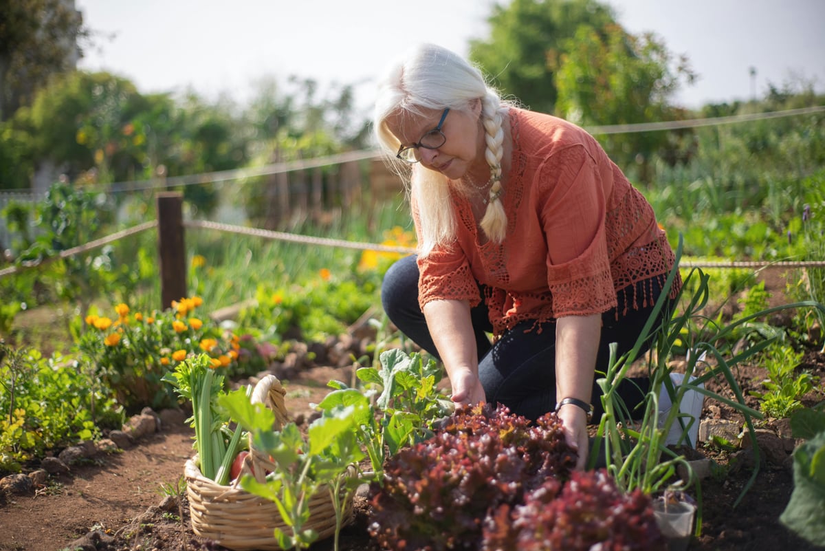 Femme en train de jardiner dans son potager © Pexels - Kampus Production